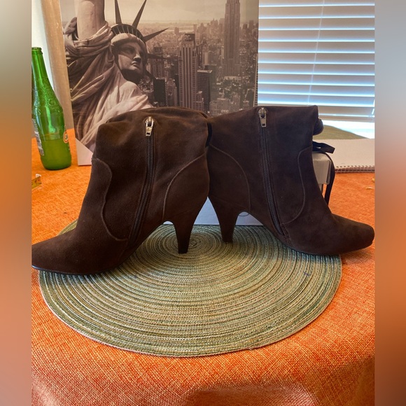 Genuine leather brown suede boots. - Picture 2 of 10